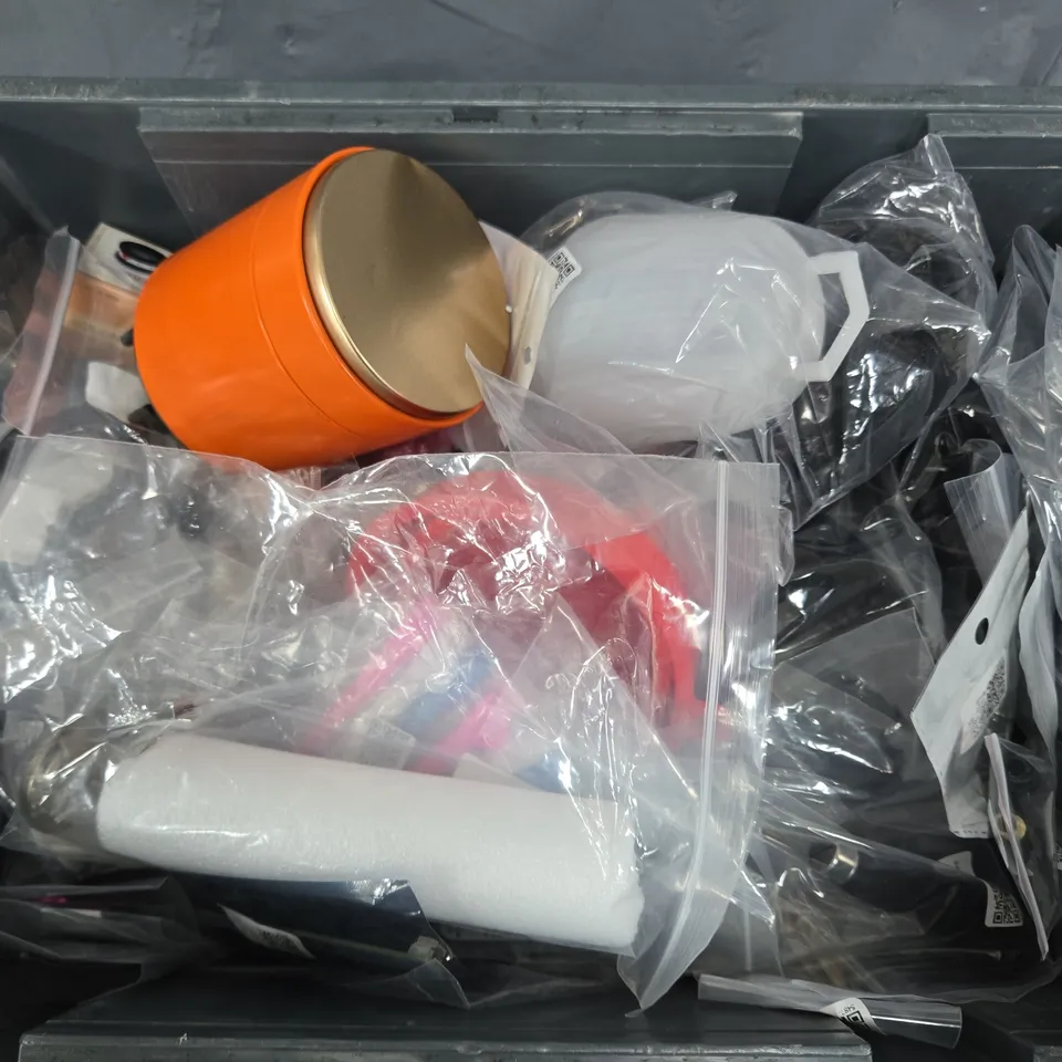 APPROXIMATELY 14 ASSORTED HOUSEHOLD ITEMS TO INCLUDE 3H LED EMERGENCY LIGHT MODULE, MAGNIFIER 15X, ETC