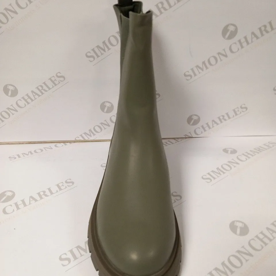 ASOS DESIGN WIDE FIT ALFIE CHUNKY CHELSEA BOOTS IN KHAKI SIZE 8