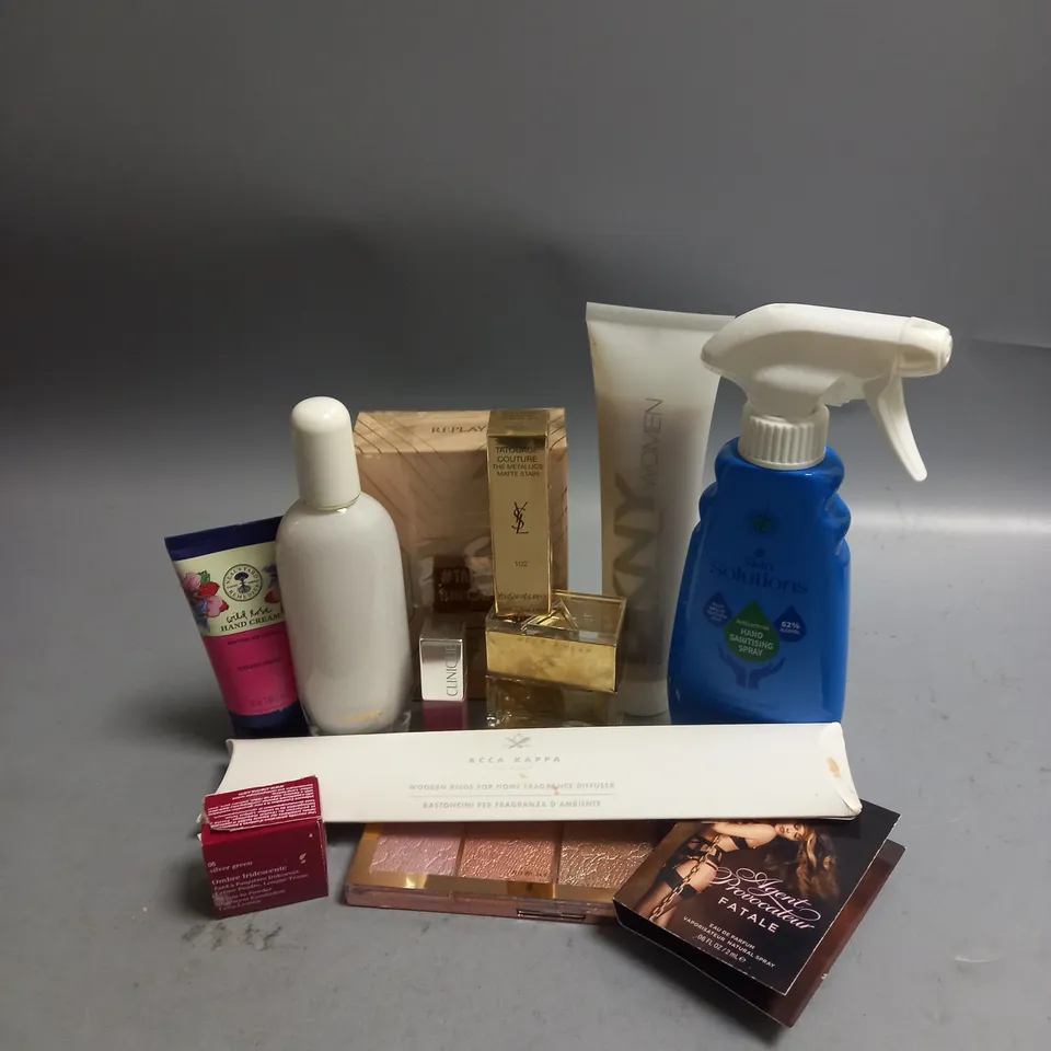 BOX OF APPROX 12 ASSORTED HEALTH & BEAUTY ITEMS TO INCLUDE - CLINIQUE AROMATICS EAU DE PARFUM - YVES SAINT LAURENT MATTE LIP STAIN - DKNY SHOWER GEL ETC