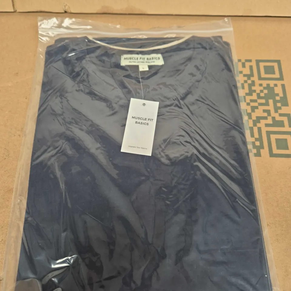 MUSCLE FIT BASICS MEN'S TOP – UK L