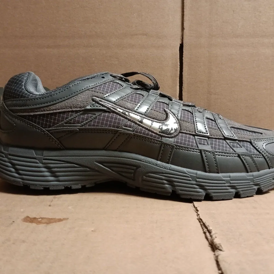PAIR OF NIKE TRAINERS IN GREY SIZE UK 11
