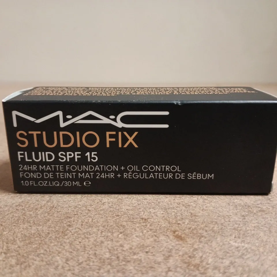 M.A.C STUDIO FIX FLUID SPF 15 24HR MATTE FOUNDATION + OIL CONTROL (30ML)