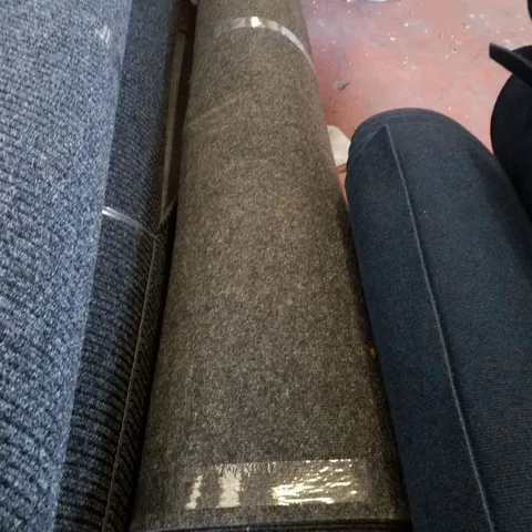 ROLL OF QUALITY CARPET IN DARK GREY - SIZE UNSPECIFIED