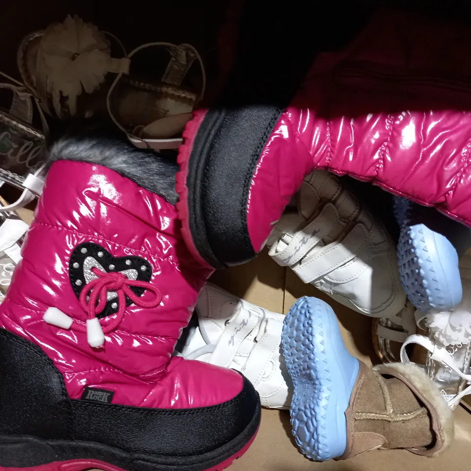 APPROXIMATELY 10 PAIRS OF ASSORTED KIDS SHOES IN VARIOUS STYLES AND SIZES 