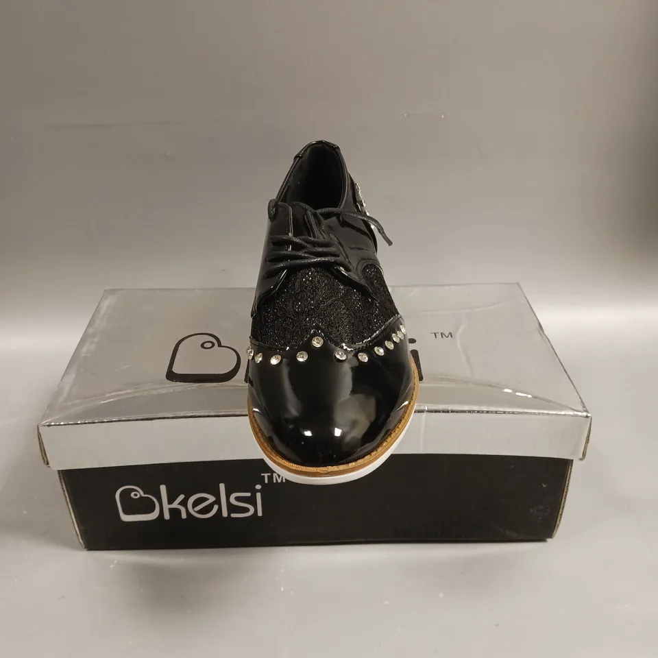 BOXED PAIR OF KELSI LACED SEQUINED SHOES IN BLACK - 4
