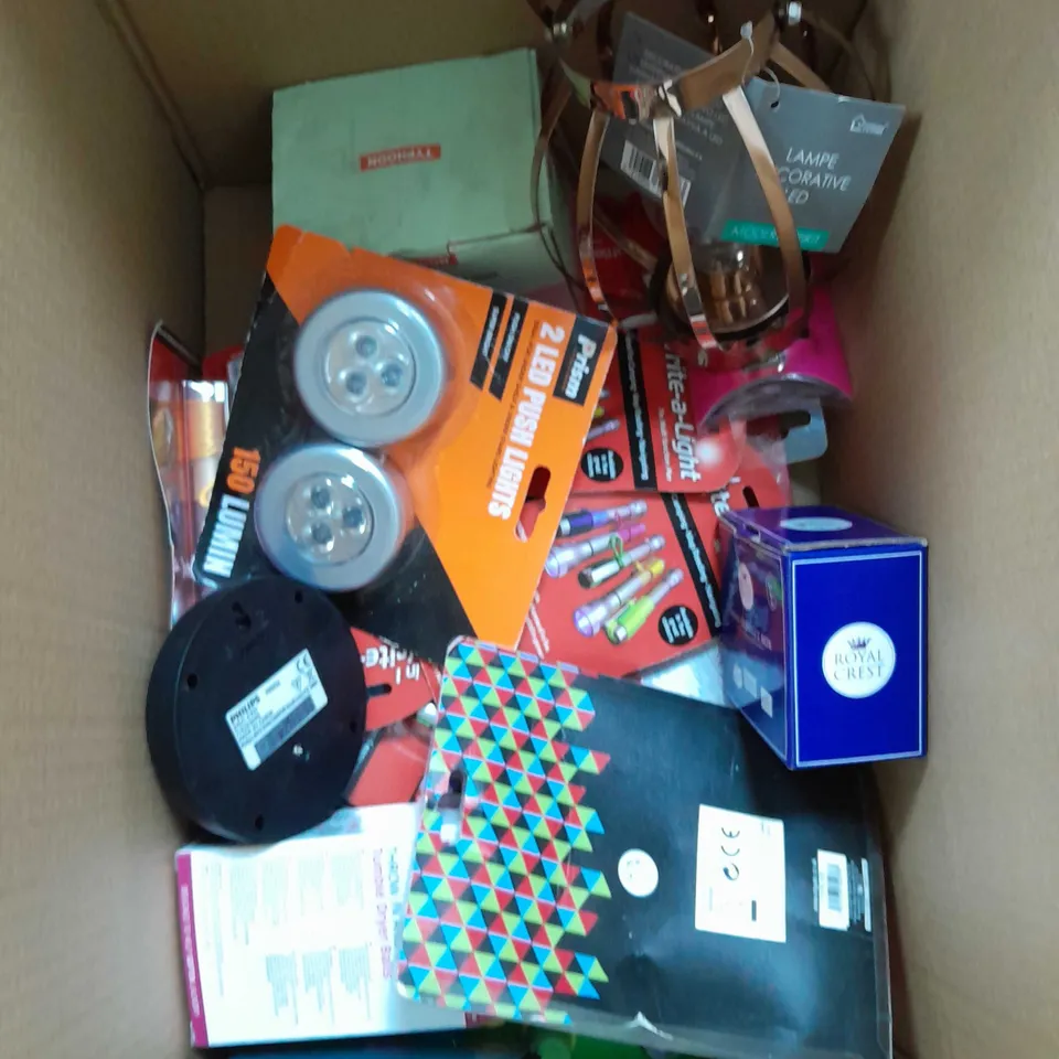 BOX OF APPROXIMATELY 10 ASSORTED ITEMS TO INCLUDE DECORATIVE LAMP, SWAN TRINKET BOX, 2 LED PUSH LIGHTS ETC