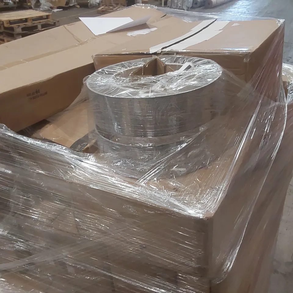 PALLET CONTAINING A VERY LARGE QUANTITY OF ASSORTED LIGHTING ITEMS