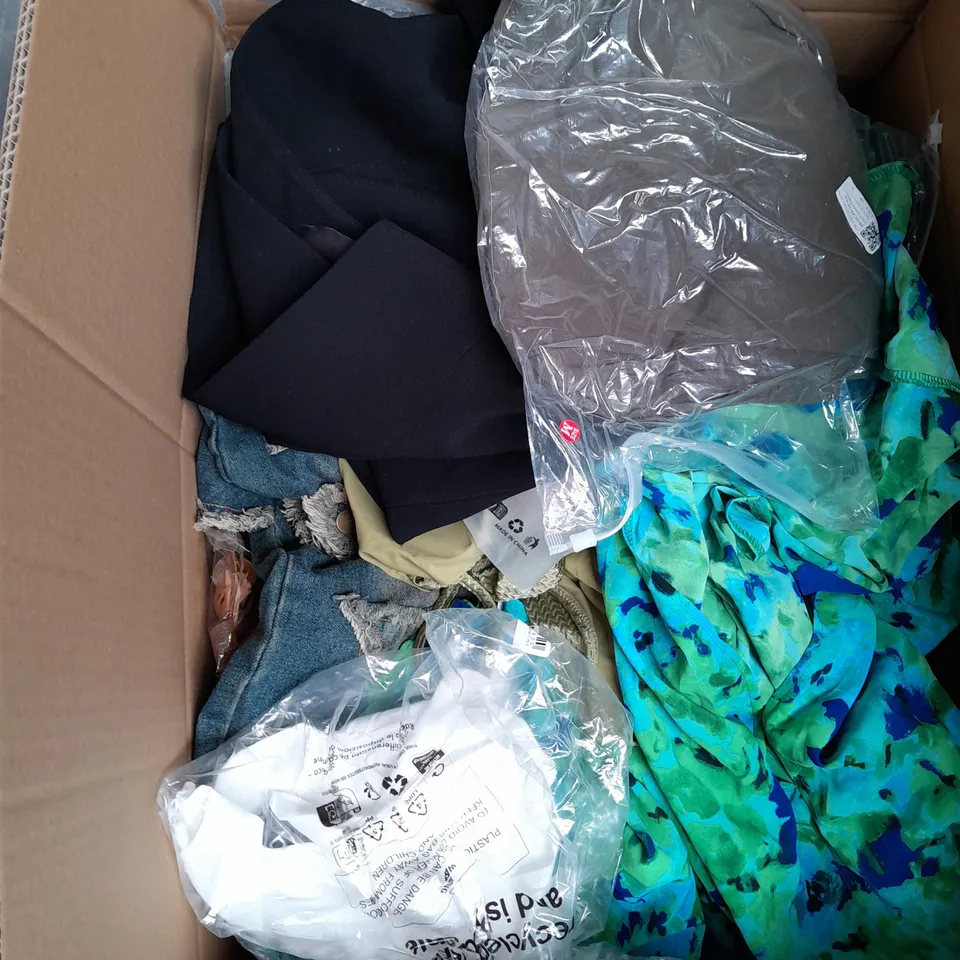 BOX OF APPROXIMATELY 25 ASSORTED CLOTHING ITEMS TO INCLUDE - T-SHIRT , TROUSERS , JEANS , ETC 