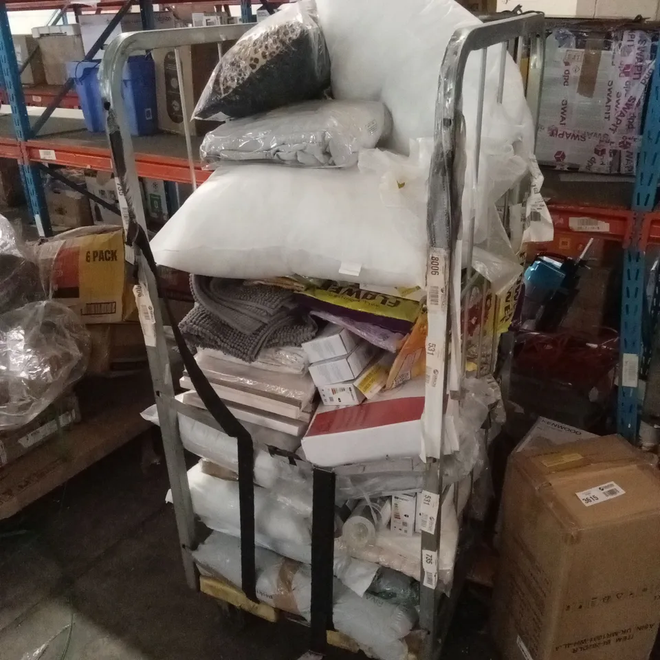 CAGE OF ASSORTED HOUSEHOLD GOODS AND PRODUCTS TO INCLUDE; LIGHTS, CUSHIONS, BEDDING ETC