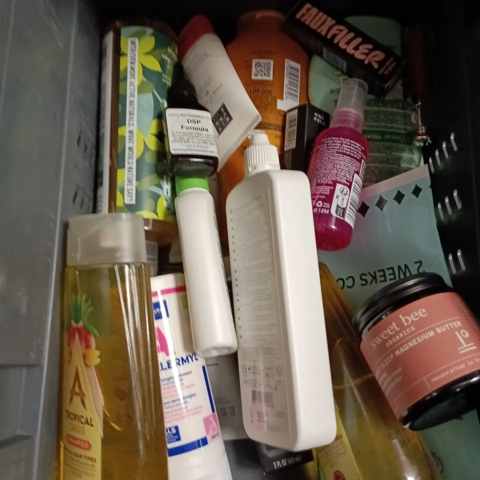APPROXIMATEY 20 ASSORTED HEALTH AND BEAUTY PRODUCTS TO INCLUDE - ARM & HAMMER TOOTHPASTE - DOVE SHAMPOO AND SOLAIT SUN LOTION