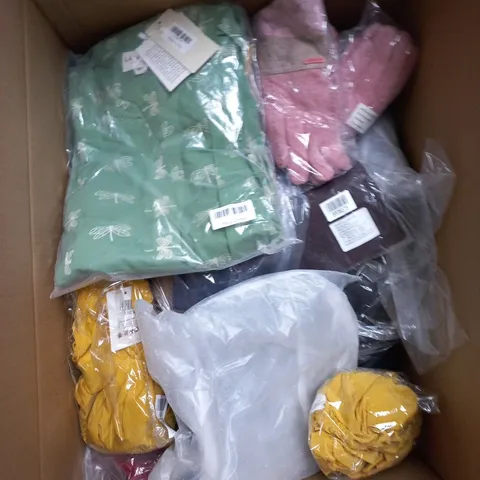 BOX CONTAINING A MIX OF APPROXIMATELY 25 ASSORTED CLOTHING ITEMS 