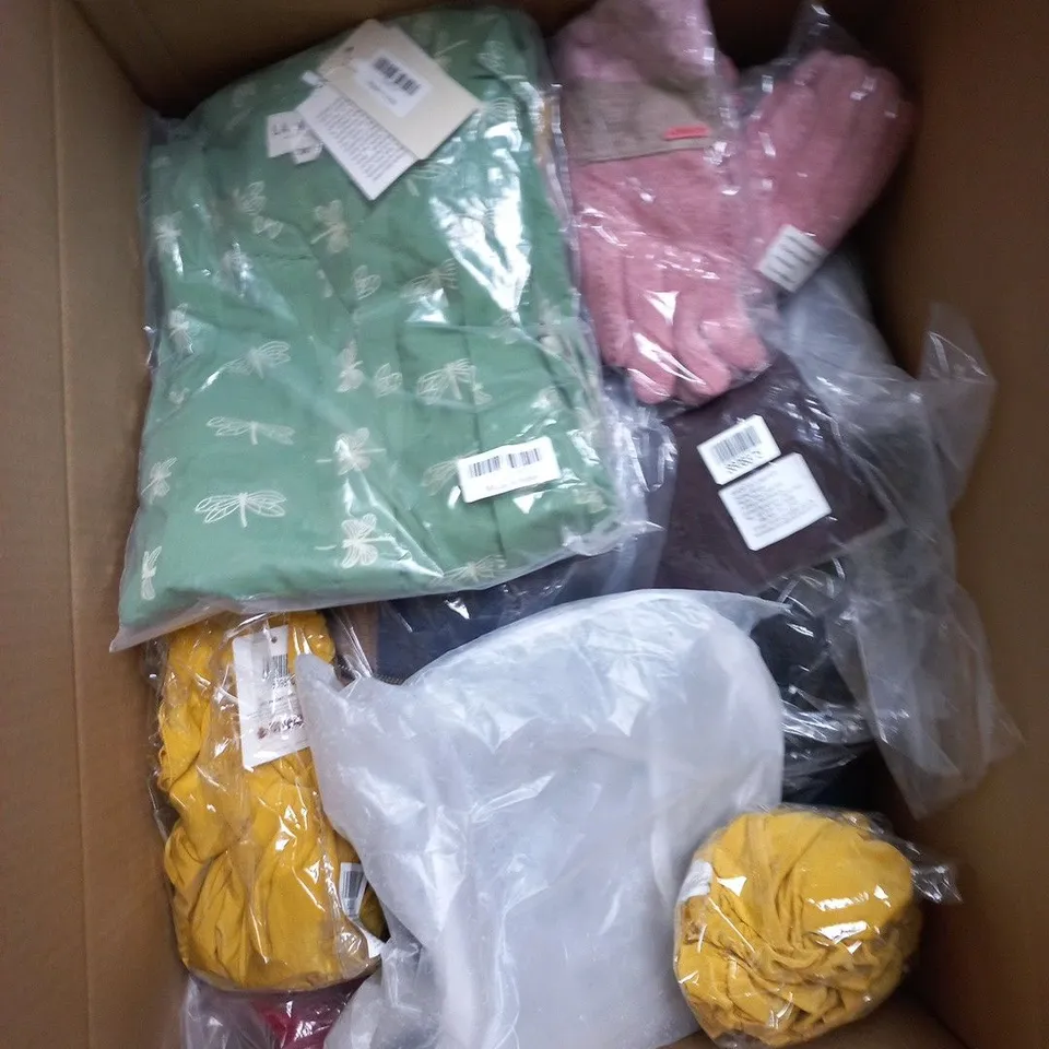 BOX CONTAINING A MIX OF APPROXIMATELY 25 ASSORTED CLOTHING ITEMS