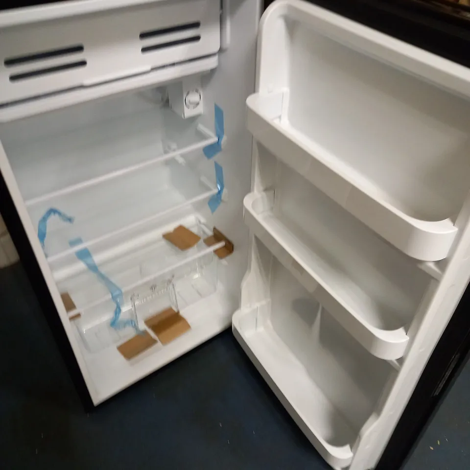 COMFEE' 93 LITRE FRIDGE UNDER COUNTER FRIDGE WITH REVERSIBLE DOOR HINGE - collection only
