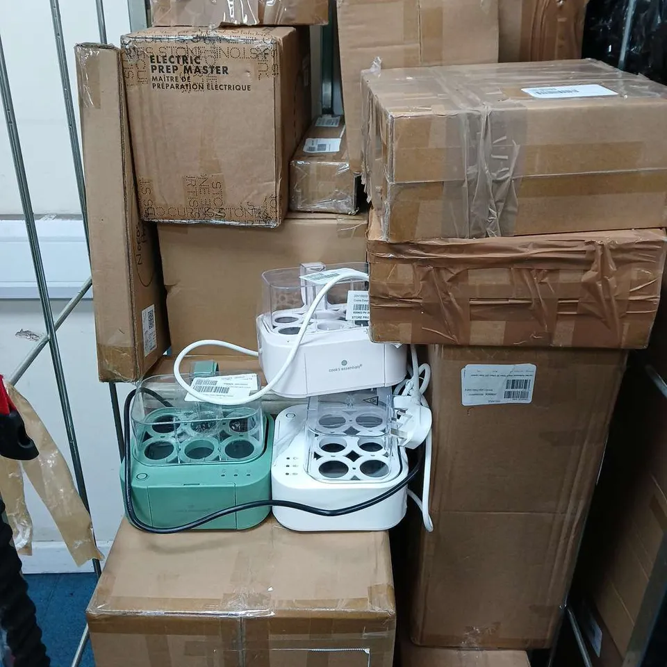 CAGE OF APPROXIMATELY 10 ASSORTED HOUSEHOLD ITEMS TO INCLUDE - SMART EGG COOKER - CAN OPENER - LIGHTS - ETC. - COLLECTION ONLY 