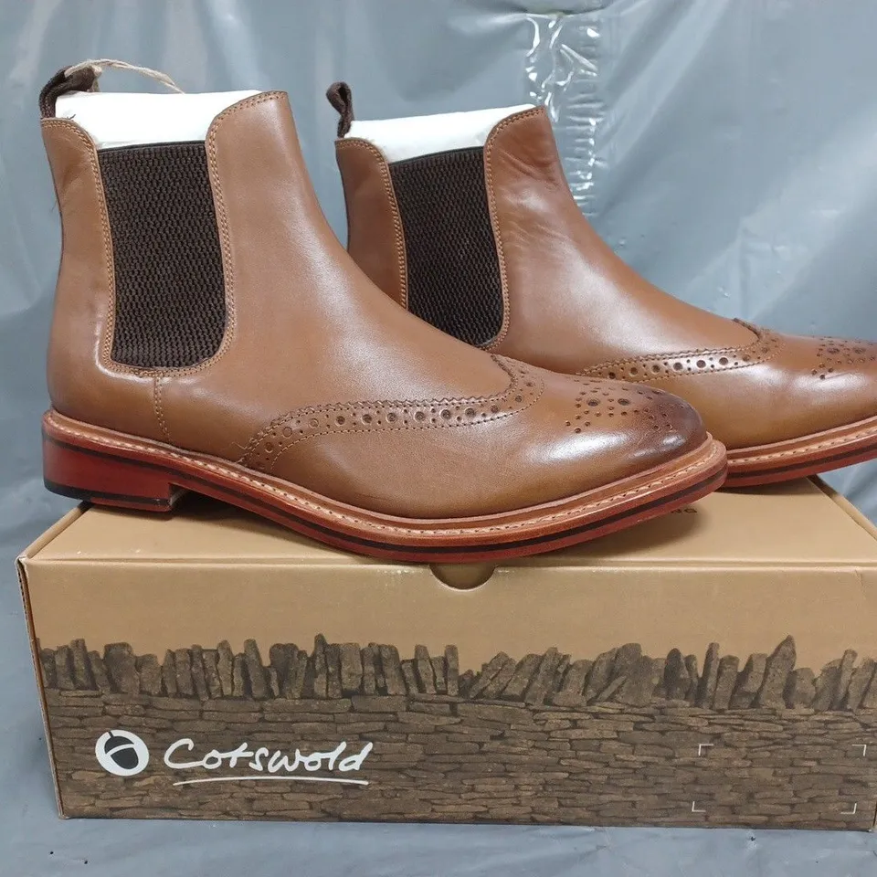 BOXED PAIR OF COTSWOLD SIDDINGTON LEATHER BOOTS IN BROWN SIZE UK 10