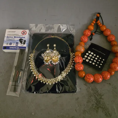 APPROXIMATELY 22 ASSORTED JEWELLERY ITEMS TO INCLUDE - EARRINGS , NECKLACE , WATCH STRAP ETC