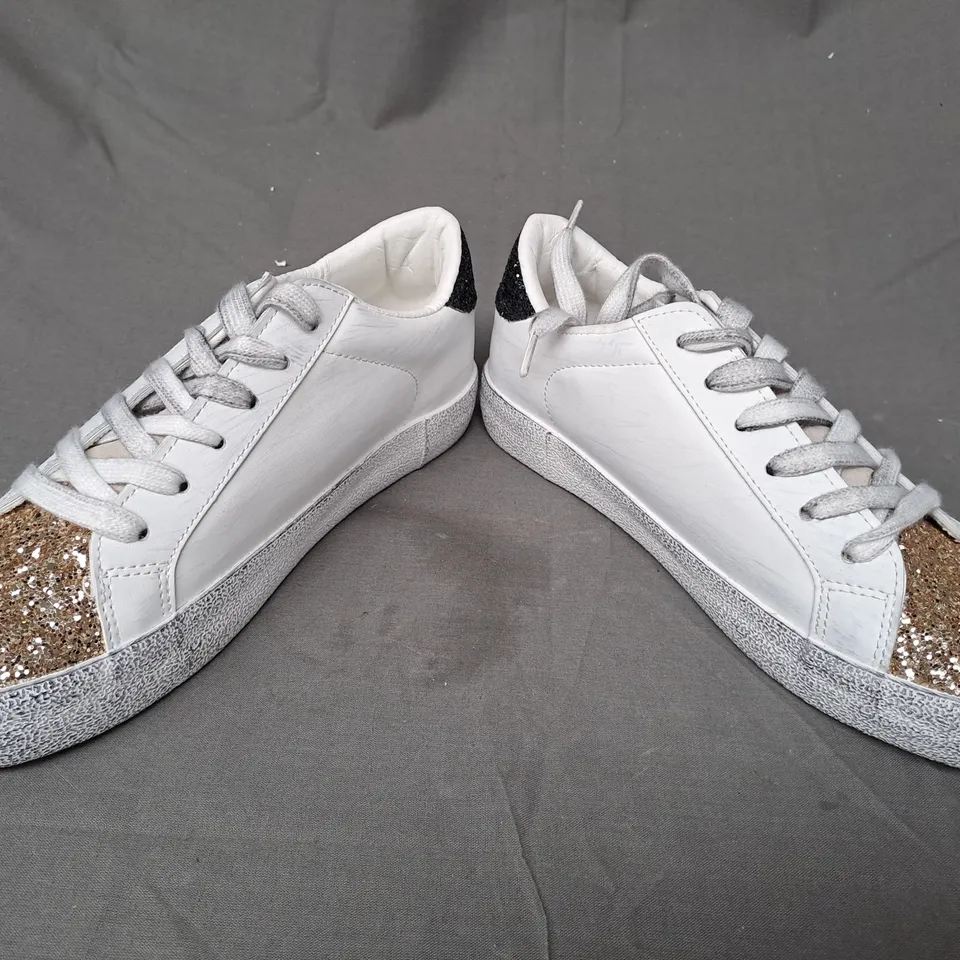 BOXED PAIR OF CHICMUSE SHOES IN WHITE W. GOLD AND BLACK GLITTER EFFECT EU SIZE 36