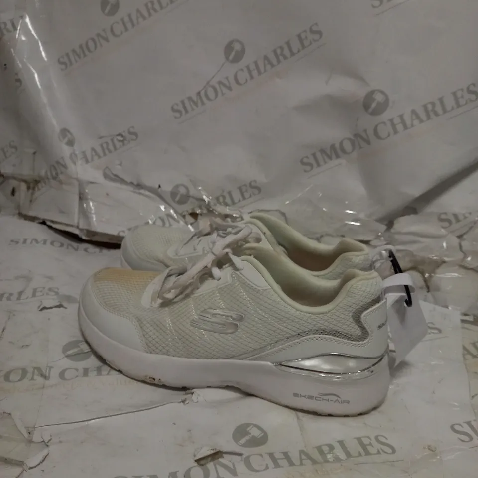 SKECHERS SKECH-AIR DYNAMIGHT METALLIC CLIP LACE UP TRAINER SIZE 5 