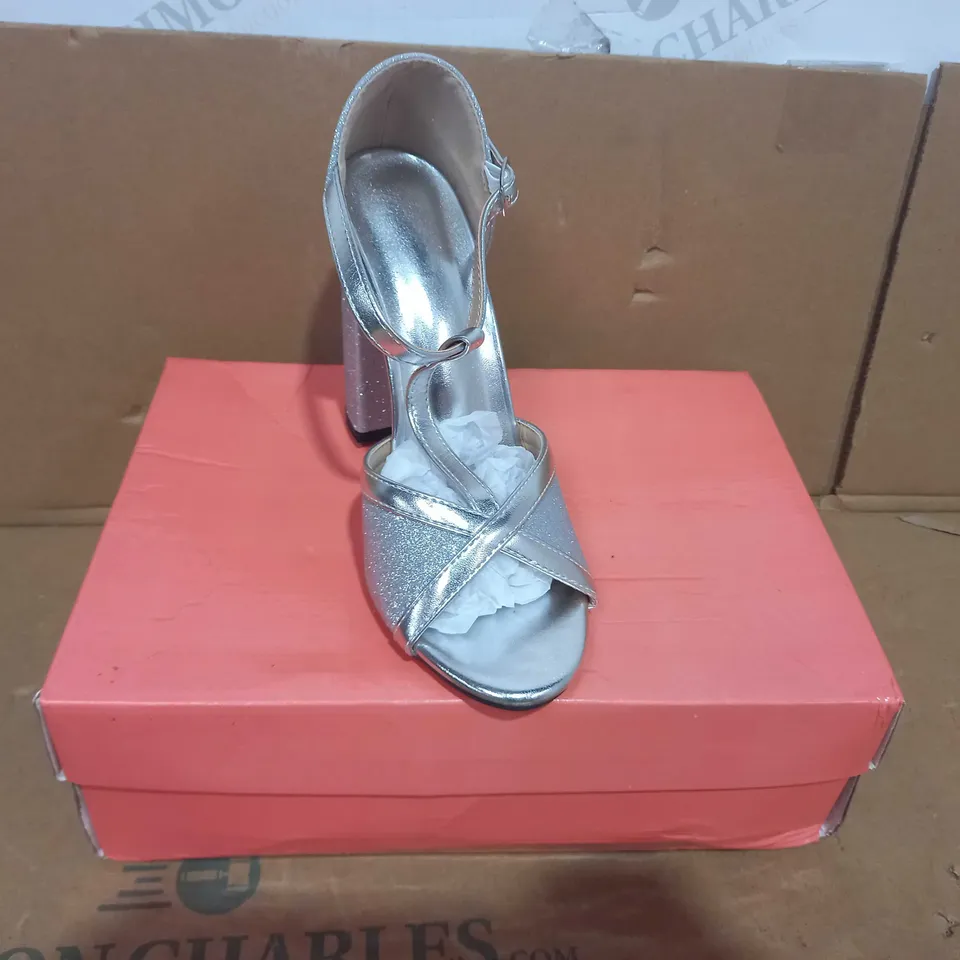 BOXED PAIR OF DESIGNER HEELS IN SILVER COLOUR WITH SPARKLE EFFECT EU SIZE 35