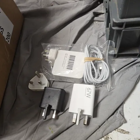 BULK LOT OF WHITE USB WALL CHARGER ADAPTERS (MAINS CHARGERS) APPROXIMATELY 190 ITEMS.