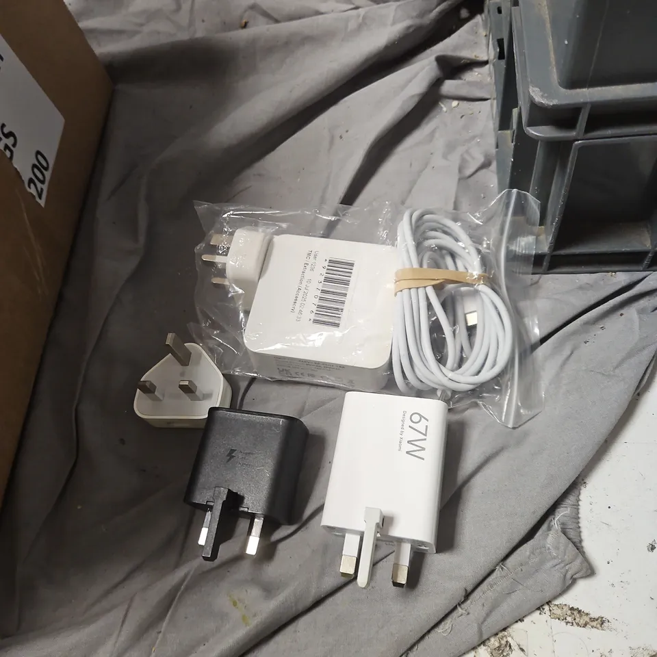 BULK LOT OF WHITE USB WALL CHARGER ADAPTERS (MAINS CHARGERS) APPROXIMATELY 190 ITEMS.