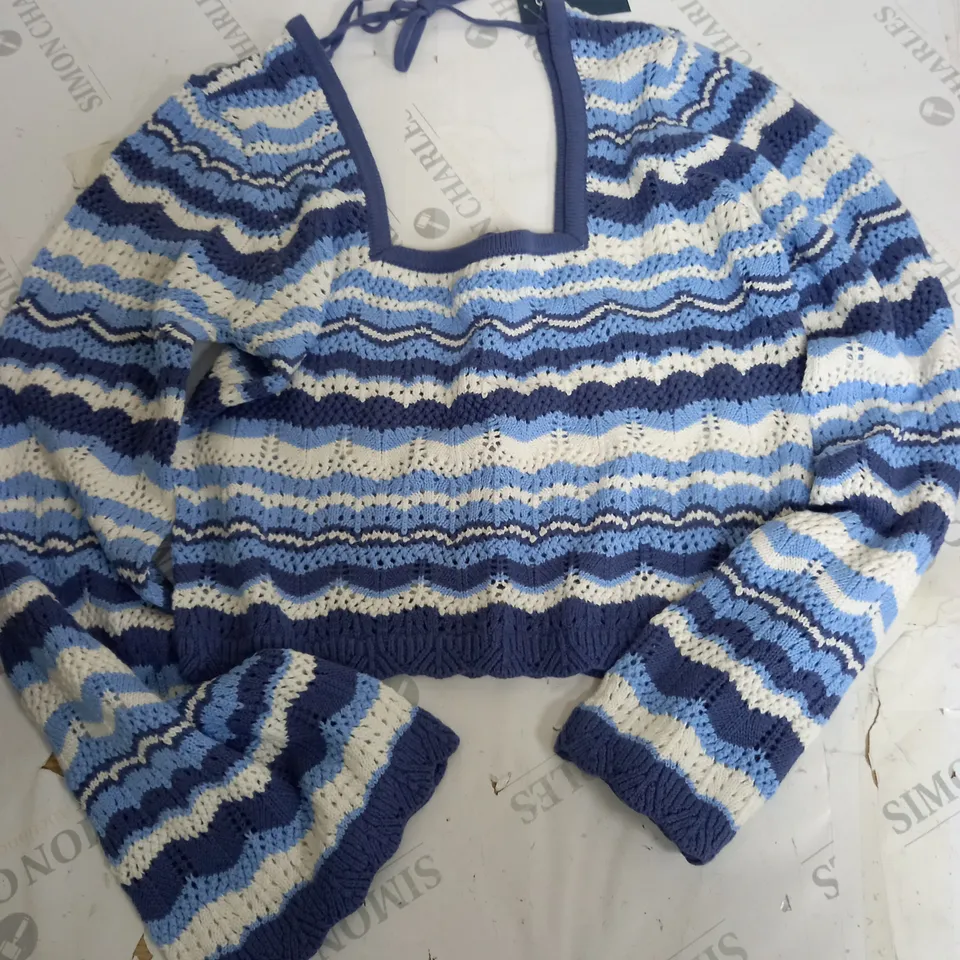 HOLLISTER CROP SWEATER IN BLUE/WHITE - XL