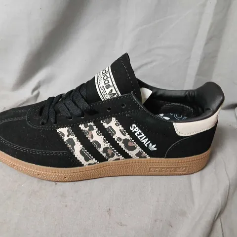 ADIDAS HANDBALL SPEZIAL SNEAKERS β BLACK, GUM SOLE, UK 5