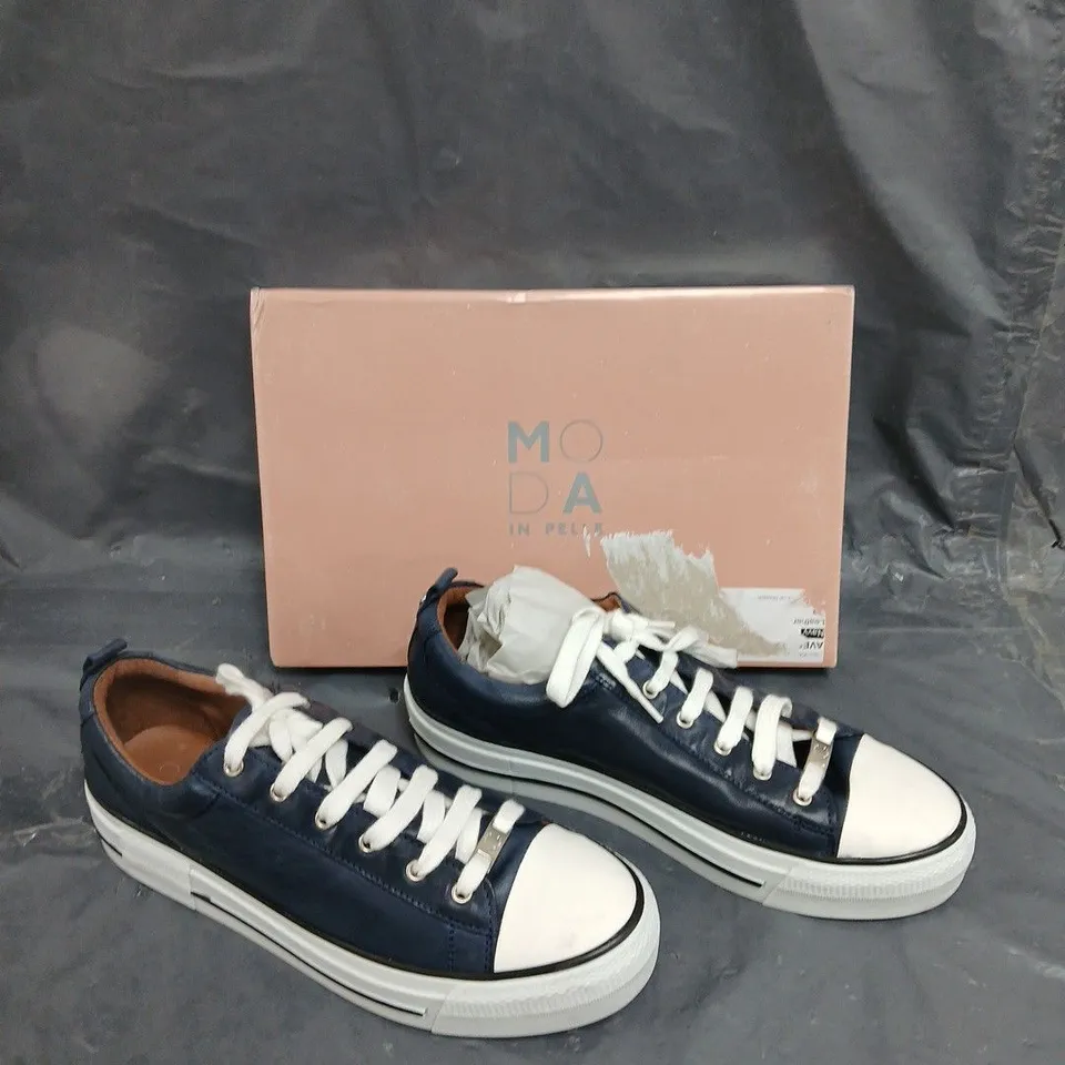 BOXED PAIR OF MODA IN PELLE AVENA LACE UP TRAINER NAVY - SIZE 8 