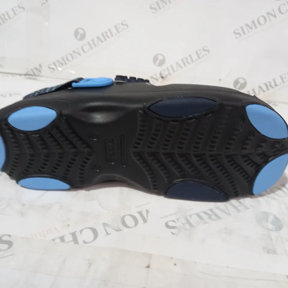 CROCS CLASIC ALL-TERRAIN SANDAL SIZE 9/10