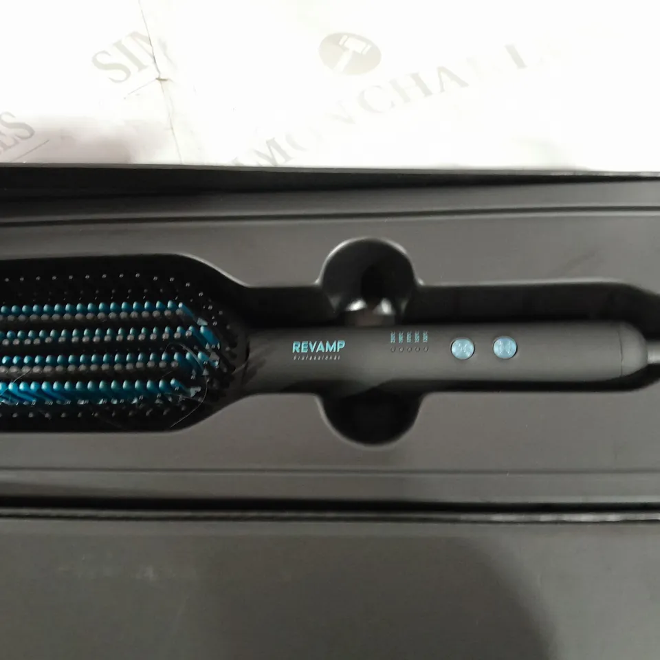 REVAMP BOXED PROGLOSS DEEEPFORM BRUSH 