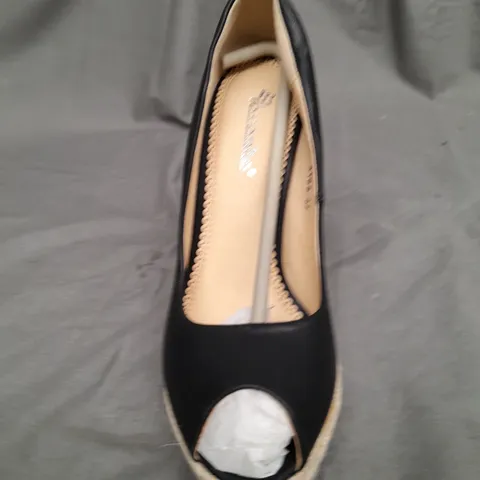 BOX OF APPROXIMATELY 10 BOXES OF WOMENS LAVANDA HIGH HEEL SHOES
