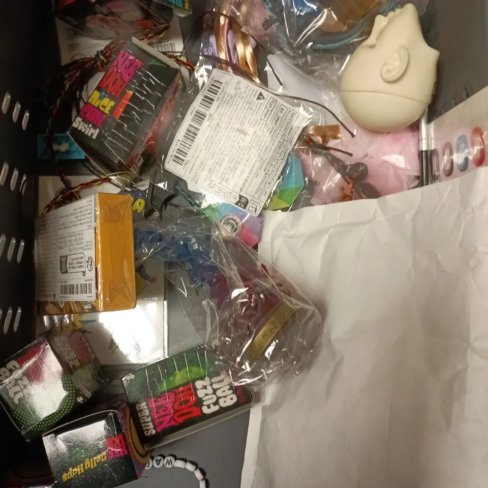 APPROXIMATELY 15 ASSORTED TOYS & GAMES PRODUCTS TO INCLUDE HAND WARMERS, BALLOONS, EGG HUNT GAME ETC 