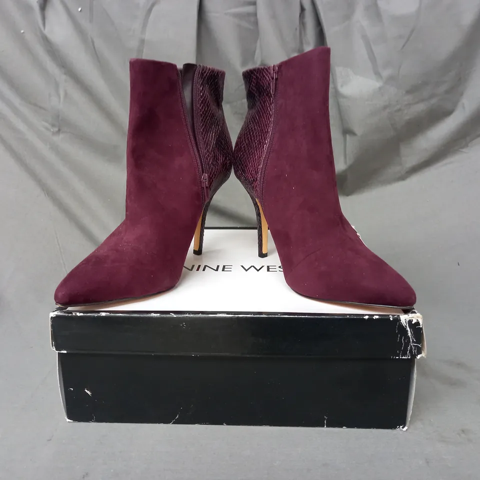 BOXED PAIR OF NINE WEST FLAGSHIP SYNTHETIC ANKLE BOOTS IN WINE SIZE 10