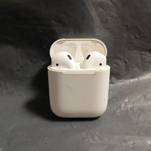  APPLE AIRPODS 1ST GENERATION IN WHITE