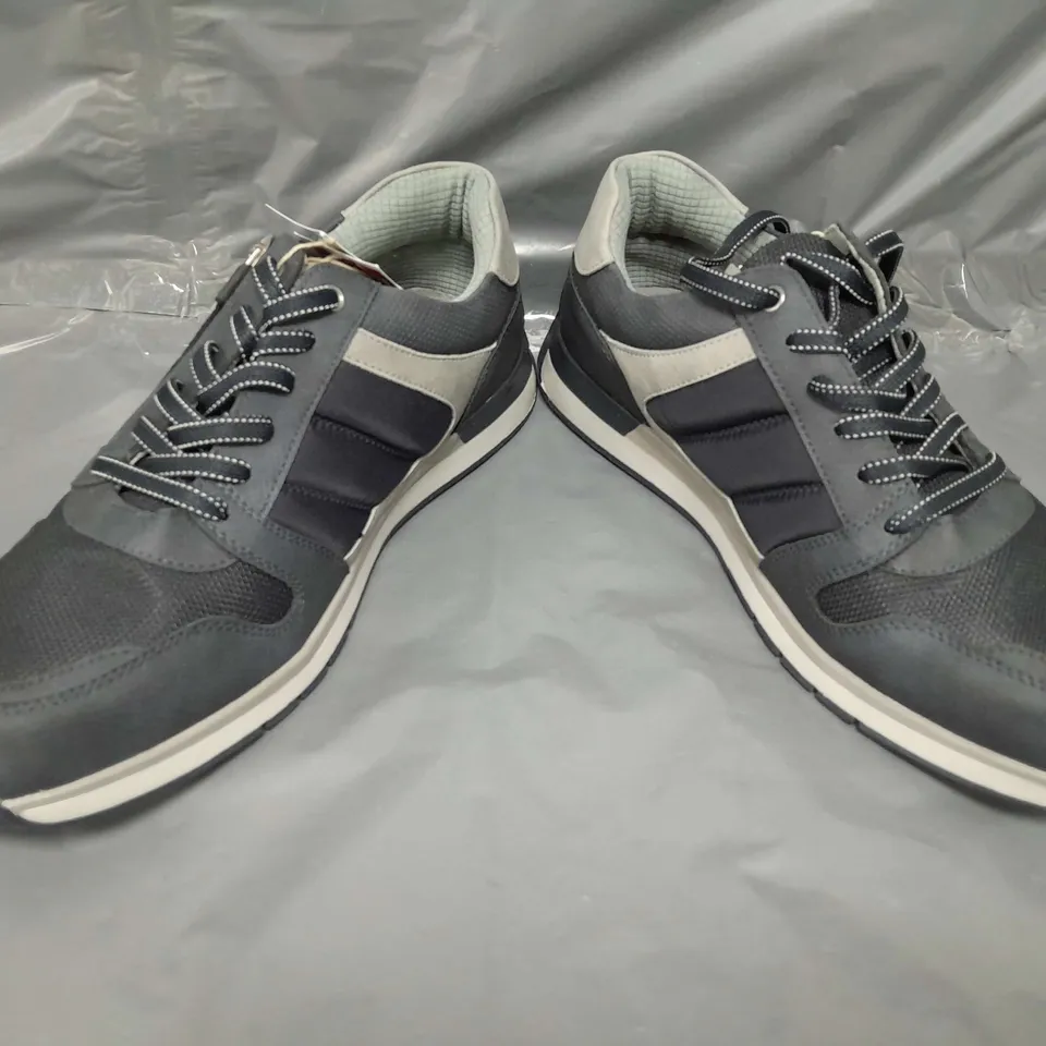 BOXED PAIR OF RELIEF BY PAVERS SHOES IN NAVY/GREY EU SIZE 44