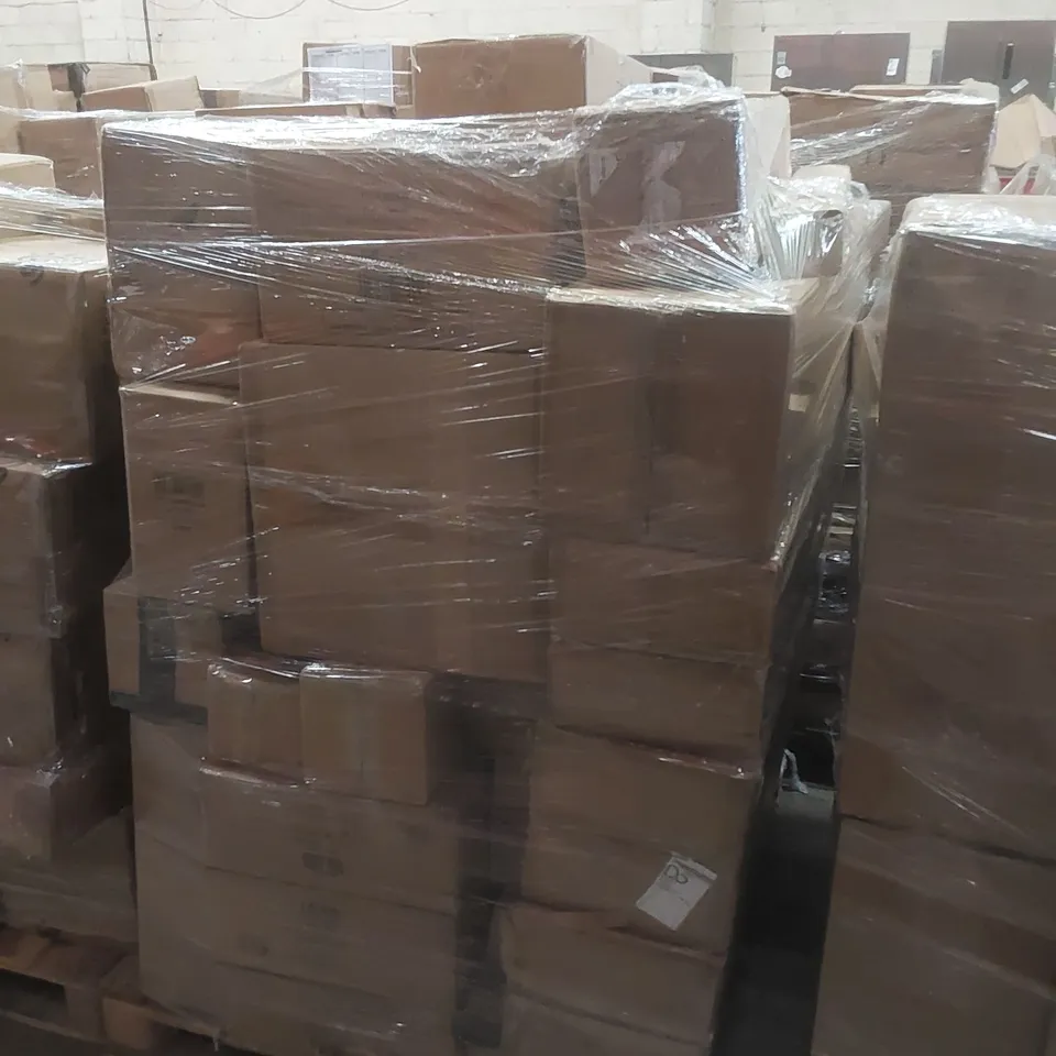 PALLET CONTAINING A VERY LARGE QUANTITY OF ASSORTED DESIGNER LIGHTING PRODUCTS