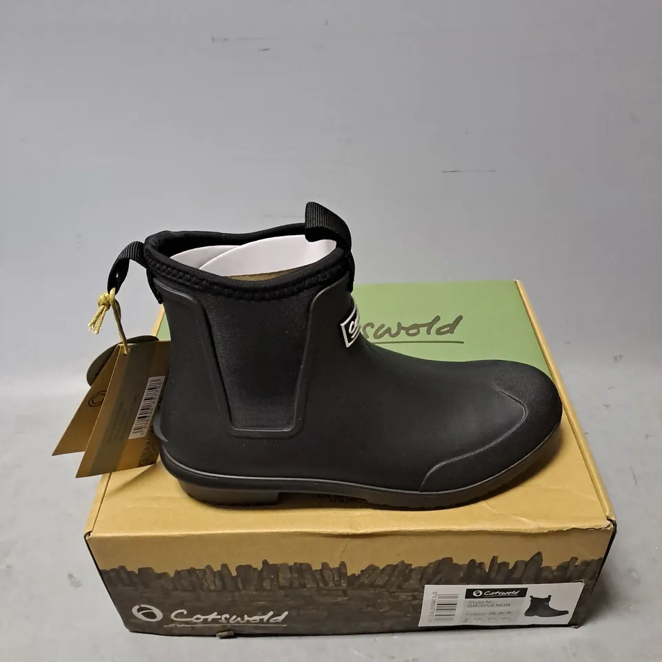 BOXED PAIR OF COTSWOLD GROSVENOR WATERPROOF BOOTS IN BLACK SIZE 4