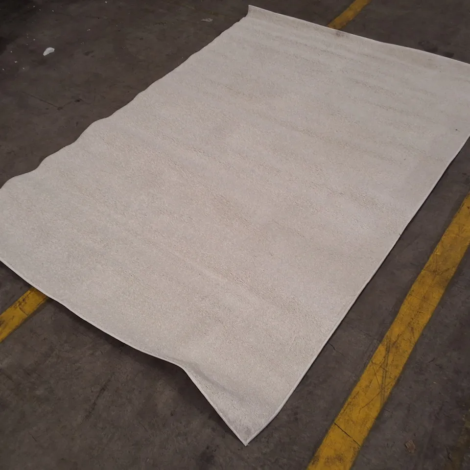 CREAM RECTANGULAR RUG – LIGHT-COLOURED FLOOR COVERING APPROXIMATELY 160×230CM