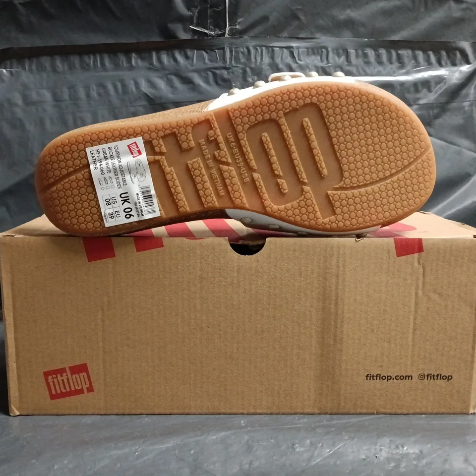 BOXED PAIR OF FITFLOP IQUSHION ADJUSTABLE BUCKLE LEATHER SLIDES IN WHITE SIZE UK 6