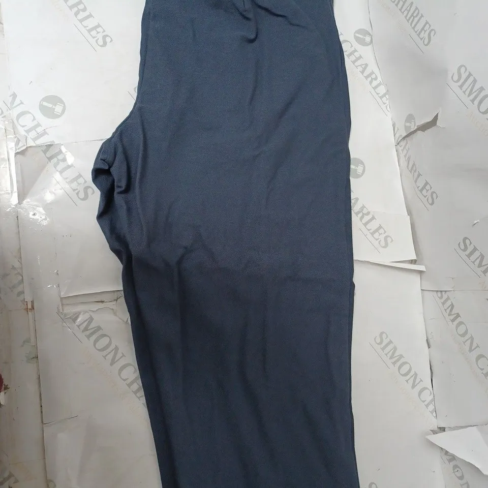 APPROXIMATELY 10 CLOTHING INCLUDING: STRECHY TROUSERS BY WAYNNE LAYERS ( ALL OF DIFFERENT SIZES)