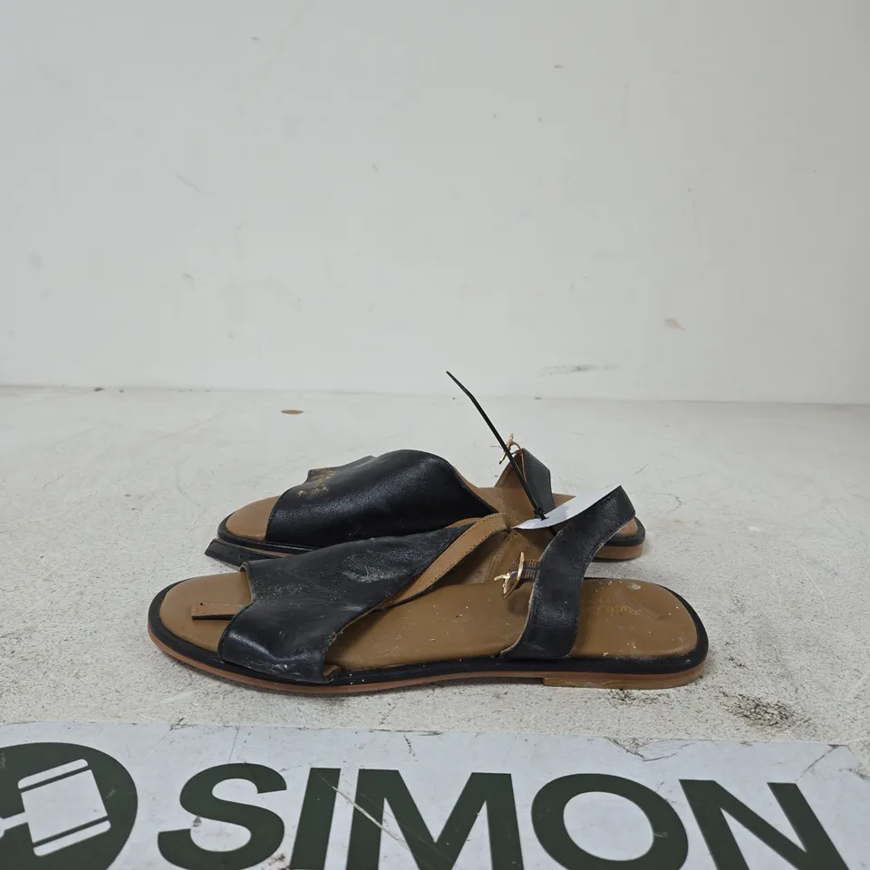 RUTH LANGFORD WOMEN'S BLACK LEATHER SANDALS WITH BUCKLE – PAIR EU SIZE 40