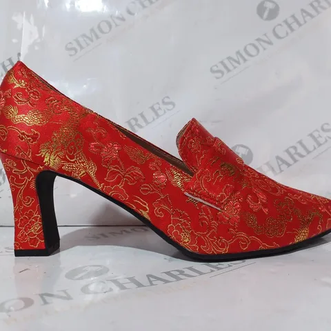 BOXED PAIR OF DESIGNER POINTED TOE HEELED SLIP-ON SHOE SIN RED/GOLD EFFECT EU SIZE 43