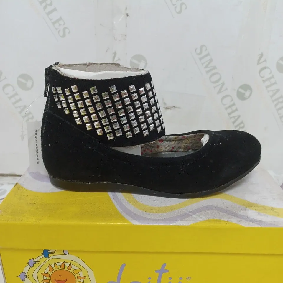 BOX OF APPROXIMATELY 10 ASSORTED SHOES TO INCLUDE JUNIOR SHOE, HIGH HEELS, FLIP FLOPS ETC