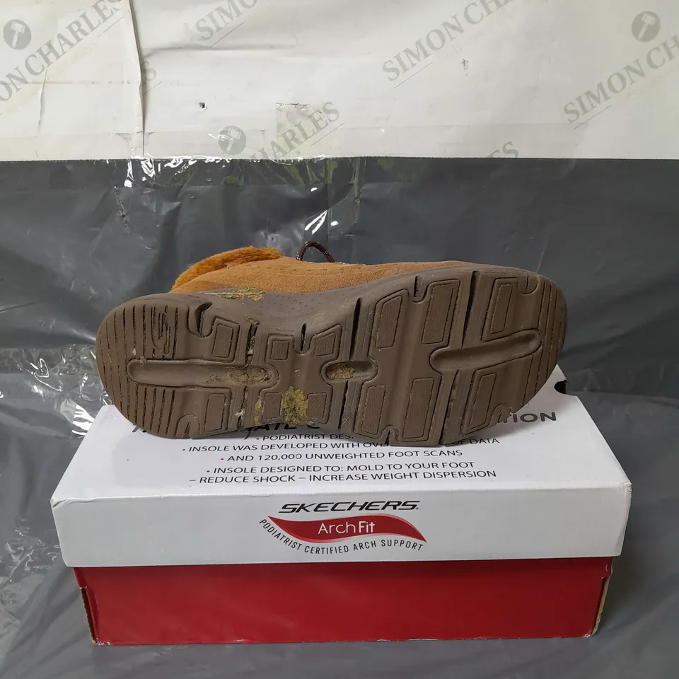 SKECHERS ARCHFIT WALKING BOOTS BROWN SIZE 8