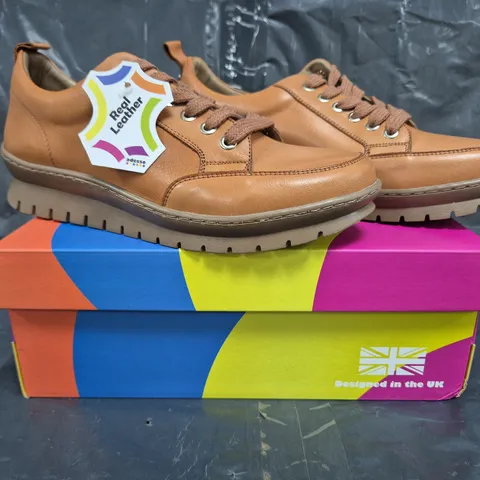 BOXED PAIR OF ADESSO LACE UP SHOES IN TAN SIZE 7