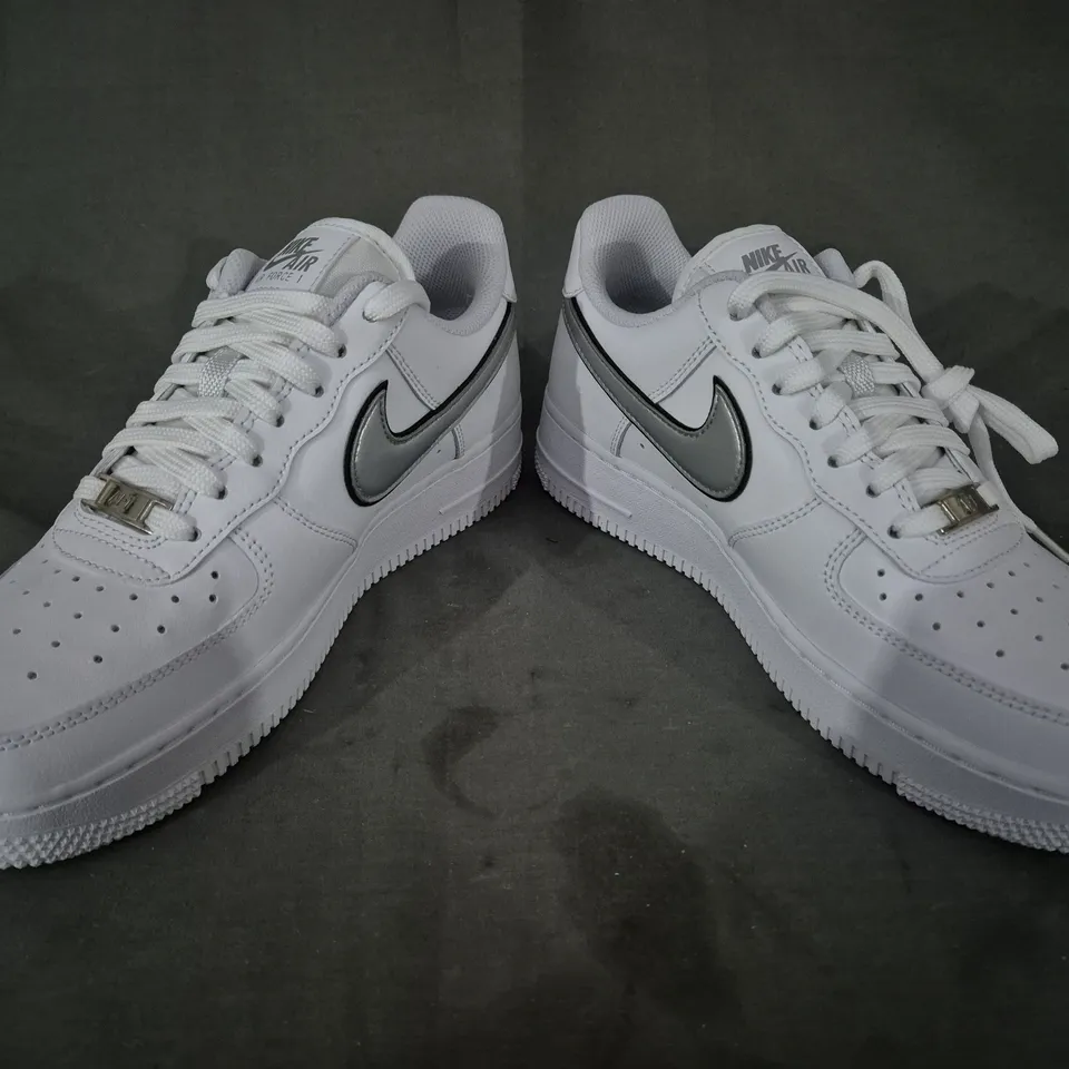 BOXED PAIR OF NIKE WOMEN'S AIR FORCE 1 '07 ESS SHOES IN WHITE/METALLIC SILVER UK SIZE 5.5