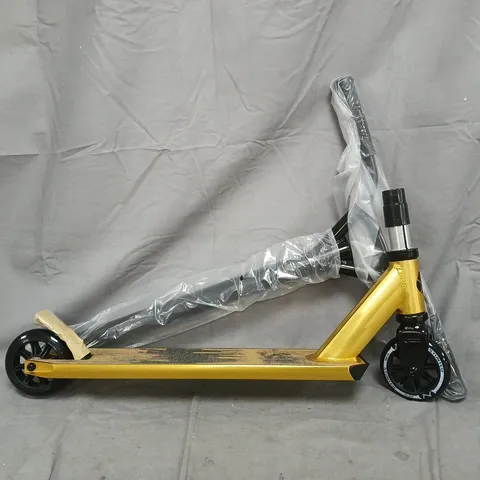STUNTED GILT STUNT SCOOTER IN BLACK/GOLD
