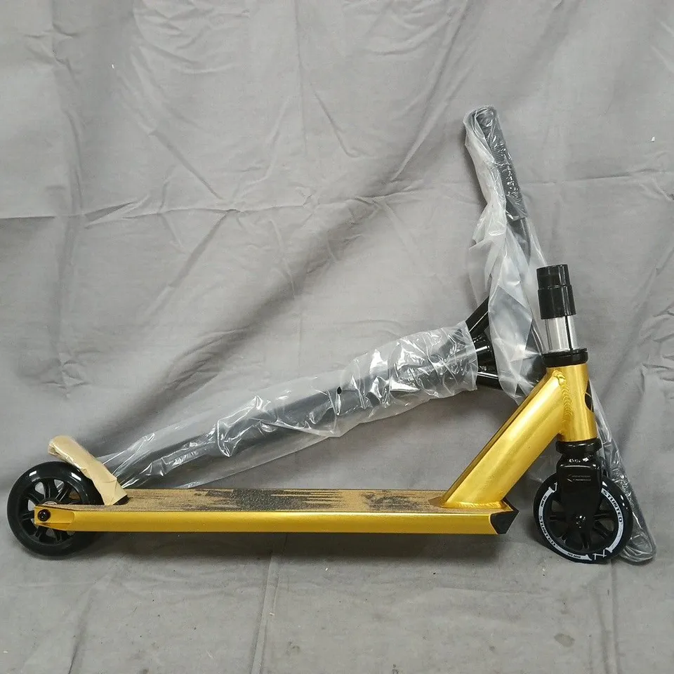 STUNTED GILT STUNT SCOOTER IN BLACK/GOLD