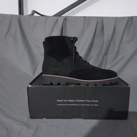 BOXED PAIR OF VIONIC LARSON LACE UP BOOTS SIZE 8