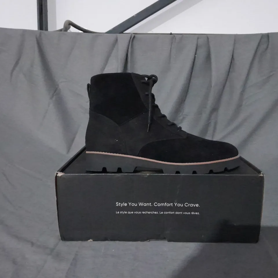 BOXED PAIR OF VIONIC LARSON LACE UP BOOTS SIZE 8